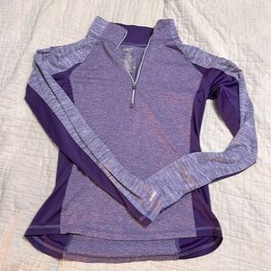 Semi fitted dry, with half zip closure.